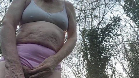 Die reife Betty Spanxxx genießt eine Solo-Session im Freien in ihrer Unterwäsche. Die reife Betty Spanxxx genießt eine Solo-Session im Freien in ihrer Unterwäsche.