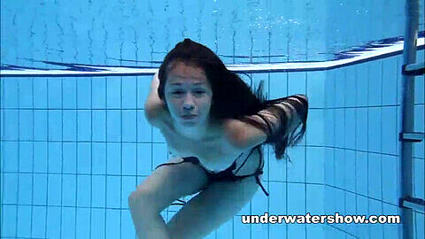 Bella ragazza Umora nuota nuda nella piscina