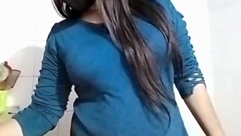 Lisa bhabhi exécute une danse sensuelle et finit nue