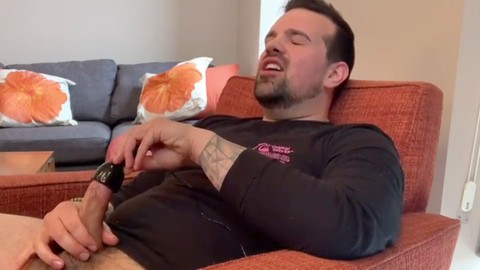 Tattooed und redseliger Daddy spritzt eine Menge aus