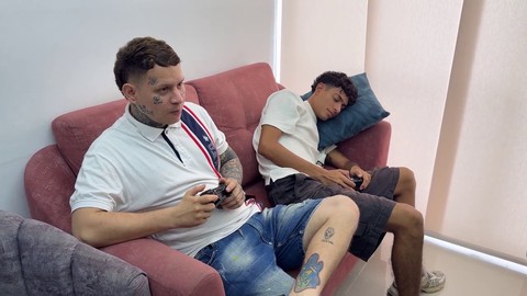 Mientras mi esposo juega con su amigo caliente, aprovecho la oportunidad para seducirlo y termino con él dentro de mí. Mientras mi esposo juega con su amigo caliente, aprovecho la oportunidad para seducirlo y termino con él dentro de mí.