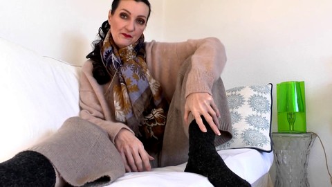 Profite de mes chaussettes usées et malodorantes pendant que je te dis comment te faire plaisir, avec la fille POV Victoria Valente.
