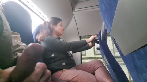 Mamá seducida por un voyeur para chupar y masturbarlo en un autobús
