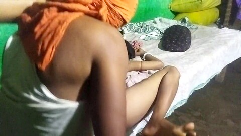 Une bhabhi excitée se fait brutalement baiser par sa tante et la mère de sa belle-sœur.