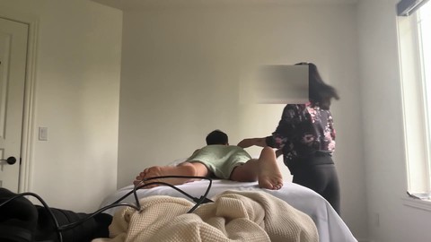 Ragazze peruviane e asiatiche danno finali felici con handjob nei centri massaggi