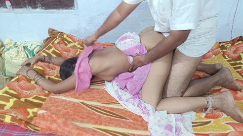 Femme de village d'Inde se faisant baiser passionnément en levrette à la maison