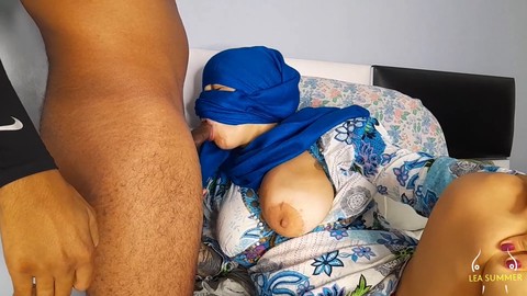 Una bella árabe con hiyab complace a su extraño vecino con una felación después de que él presume de su pene negro. Una bella árabe con hiyab complace a su extraño vecino con una felación después de que él presume de su pene negro.