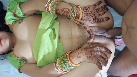 La india casada Lalitabhabhi se deja llenar su apretada vagina por su hermanastro en el dormitorio.