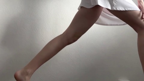 Giovane adolescente con il corpo perfetto si lascia andare al feticismo dei piedi lattei e a uno stretching sexy