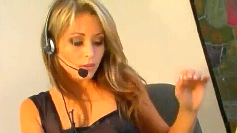 La plantureuse brune Victoria Givens se fait baiser durement par la magnifique star du porno Monique Alexander du travail!