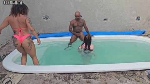 Morena, piscina, banho