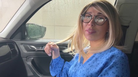 Mamada y paja en el lavado de coches público por la madrastra milf Kris Price. ¡Eyaculación en la boca!