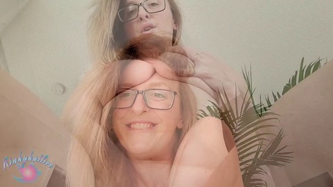 Kinkykatlive si gode una cremosa sessione in solitaria con le sue delizie succose
