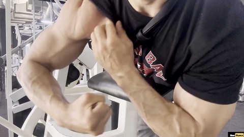 Heißer latino Muskelprotz Jhonbianco zeigt seine natürliche Leidenschaft für Bodybuilding