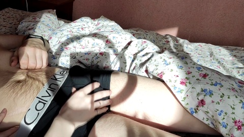¡Buenos días! El esposo se despierta y encuentra a su esposa siendo tocada