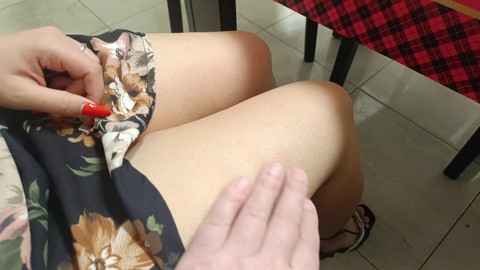 Un couple se livre à un massage érotique au restaurant