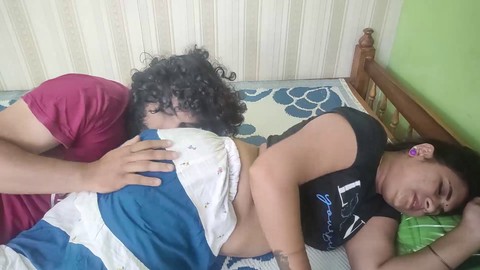 La rencontre sensuelle entre Vaishnavy et Sharun Raj en mini-jupe et t-shirt mène à une romance torride