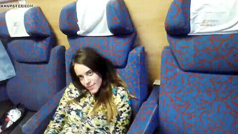 Pareja tiene sexo apasionado en un compartimento vacío de tren con Savannah Haske