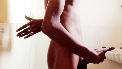 Ragazzo indiano in un scenario scolastico giocoso