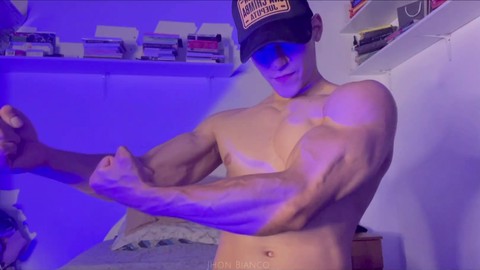 Sensuale latino palestrato con muscoli fantastici soddisfa vari feticci in un video infuocato