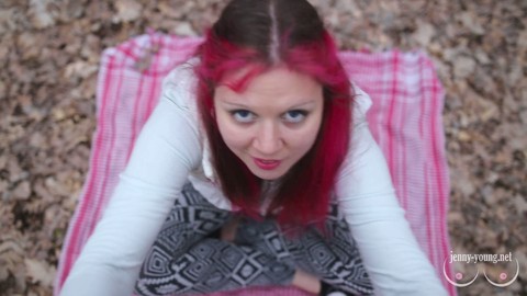Mamada y paja con los pies rápidos en el bosque de primavera con una chica pelirroja