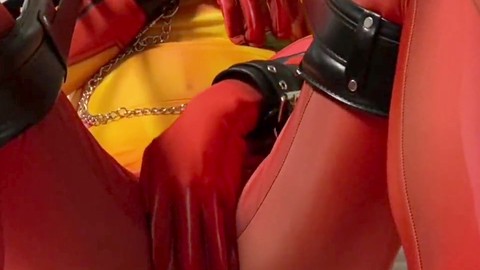 Travesti japonais cosplayé en costume de liège subit des pratiques de bondage et se fait arroser de sperme!