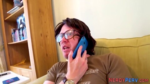 Der tätowierte britische Hengst bereitet einem Nerd aus Leeds unvergessliches Oralsex-Vergnügen.