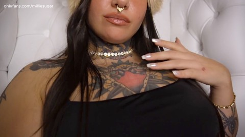 Die kurvige, tätowierte Latina Millie Sugarx liebt kleine Penisse und praktiziert ernsthaften Femdom. Die kurvige, tätowierte Latina Millie Sugarx liebt kleine Penisse und praktiziert ernsthaften Femdom.