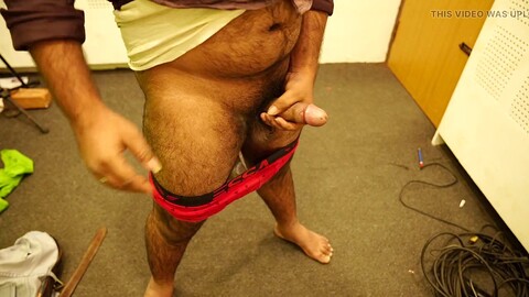 El abuelo hace una masturbación en primer plano en el autobús público El abuelo hace una masturbación en primer plano en el autobús público