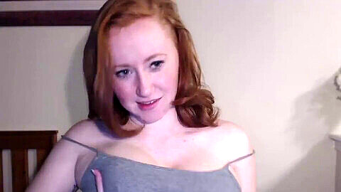 Calistoes la rossa pelosa con grandi tette naturali si mostra sulla webcam in HD