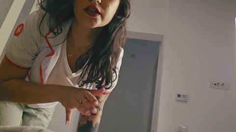 L'infirmière super sexy Artegirlx avec des seins géants te fait une fellation et tu te fais prendre en laissant des gouttes de sperme.