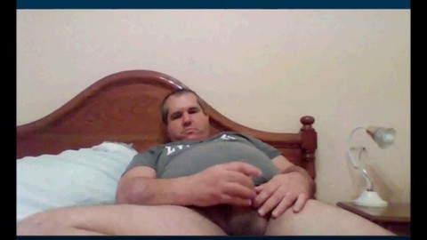 Uomo maturo argentino che si masturba come un lupo arrapato di fronte alla webcam