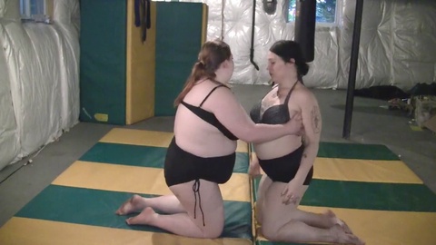Curvy wrestling tutorial: Mixing grappling action with two voluptuous beauties