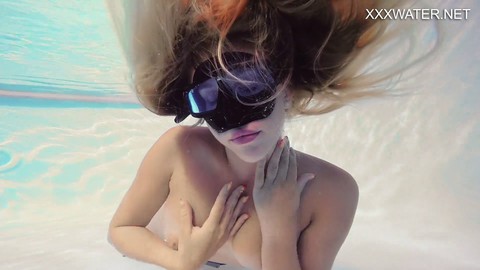 Sophie Murena, la joven rubia voluptuosa se masturba en la piscina.