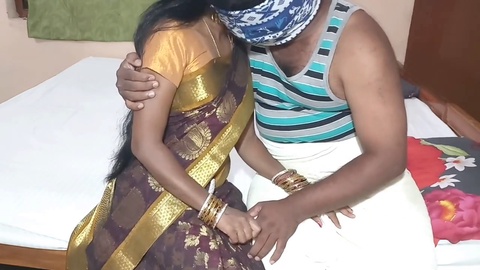 Junge Ehefrau, die in einem neuen braunen Sari bumst
