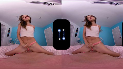 Escena de realidad virtual con la adolescente Adria Rae sorprendiéndote oliendo su ropa interior