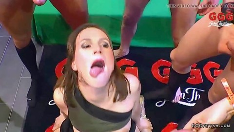 Gangbang pervers arrose Luisa de Bukkake