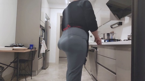 大个人母, 厨房, 巨大的屁股