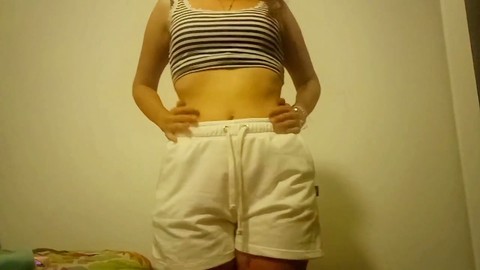 Carina ragazza latina di 18 anni si diverte con un po' di divertimento da sola con le dita.