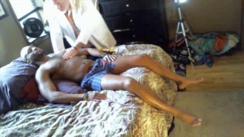 KennieJai riceve una visita a domicilio per un controllo della prostata