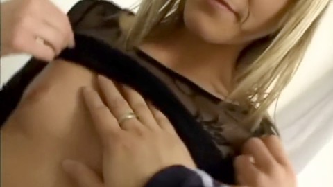 La blonde excitée se fait doigter avant de recevoir une éjaculation crémeuse