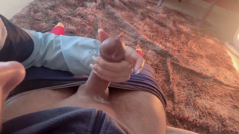 ¡Handjob húmeda y perfecta! POV con ella manoseando y mirando mi carnoso miembro.