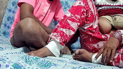 Adolescente explorando el placer anal en la jungla