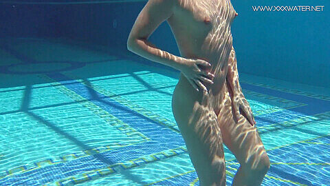 Jessica Lincoln se déshabille et devient sauvage dans la piscine