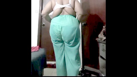 Casalinga indiana in carne si spoglia in una video chat con sconosciuti