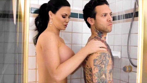 Ich habe die ehemalige Lehrerin gefickt, die jetzt eine großbusige Masseurin ist