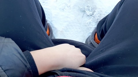 Sesión de masturbación arriesgada en un parque público con orgasmos reales