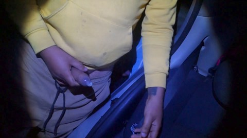 Gangbang público en un coche por la ciudad con una exhibicionista tetona! Parte 1