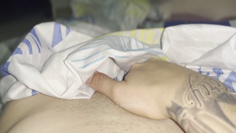 Rico disfruta de un JOI ASMR con un coño peludo
