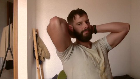 Heterosexual barbudo se masturba mostrando sus músculos en cámara